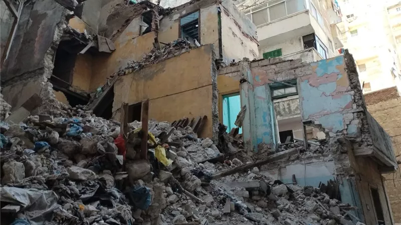 انهيار عقار بشارع ابن الفرات في الجمرك.. والمحافظة تؤكد عدم وقوع إصابات 