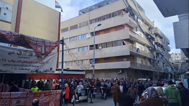في طوابير طويلة.. الناخبون ينتظرون للإدلاء بأصواتهم أمام اللجان الانتخابية بالبحيرة