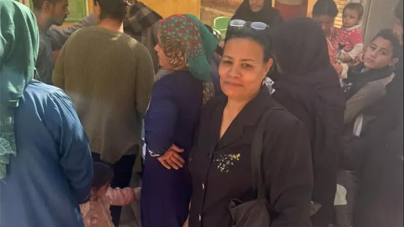 المرأة تتصدر المشهد أمام اللجان الانتخابية في أسيوط