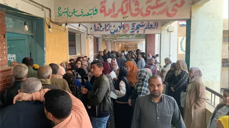 توافد كثيف للناخبين على لجان الجيزة للإدلاء بأصواتهم في انتخابات إعادة الدوائر الـ19 الملغاة