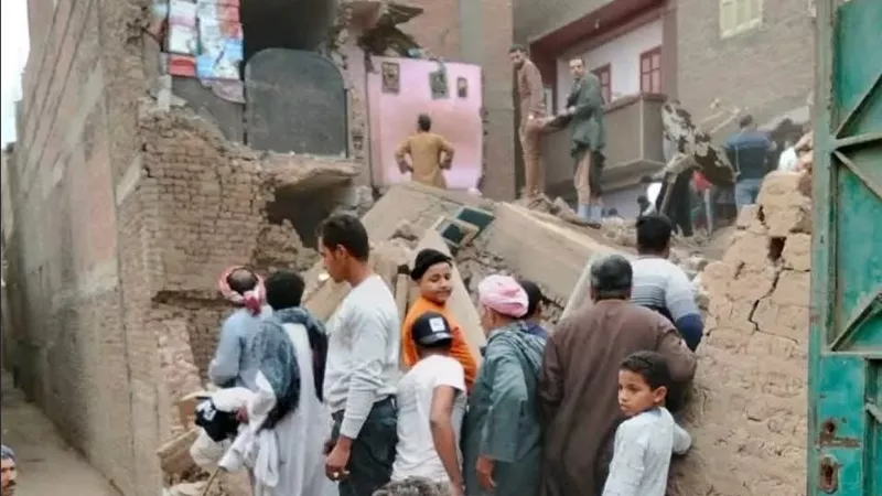 بالأسماء والصور.. انهيار منزلين واستخراج 4 مصابين والبحث عن مفقود بأسيوط 
