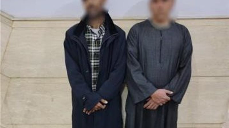 أشخاص يوزعون المال