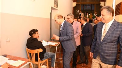 رئيس جامعة أسيوط يوجه بضرورة التدخل الفوري لحل أي مشكلة داخل لجان الامتحانات 