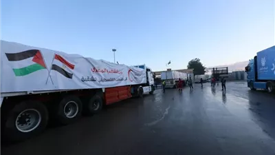 مصر تسير القافلة الـ105 إلى غزة وتواصل دعم الشتاء بـ30 ألف قطعة ملابس