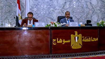 17 مشروعًا استثماريًا.. محافظ سوهاج يتابع الفرص الاستثمارية وتعزيز التنمية بالمحافظة