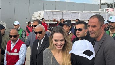 النجمة العالمية أنجلينا جولي تزور معبر رفح وتتحدث مع مسؤولي الهلال الأحمر