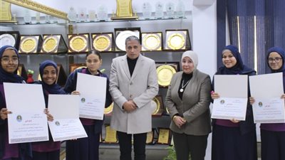 مدير تعليم الجيزة يكرم طلابًا لالتزامهم بالحضور الكامل طوال الترم الأول| صور