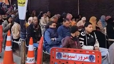  توافد المواطنين علي مقرات اللجان الانتخابية بأسيوط