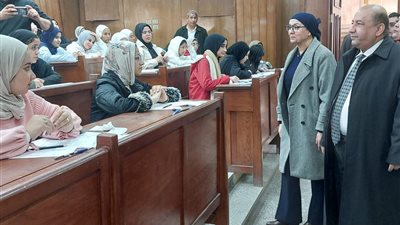 نائب رئيس جامعة القاهرة يرفض التهاون مع محاولات للغش في الامتحانات