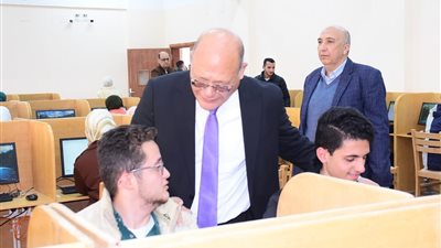 رئيس جامعة سوهاج يتفقد الامتحانات بأكبر مركز للإختبارات الإلكترونية