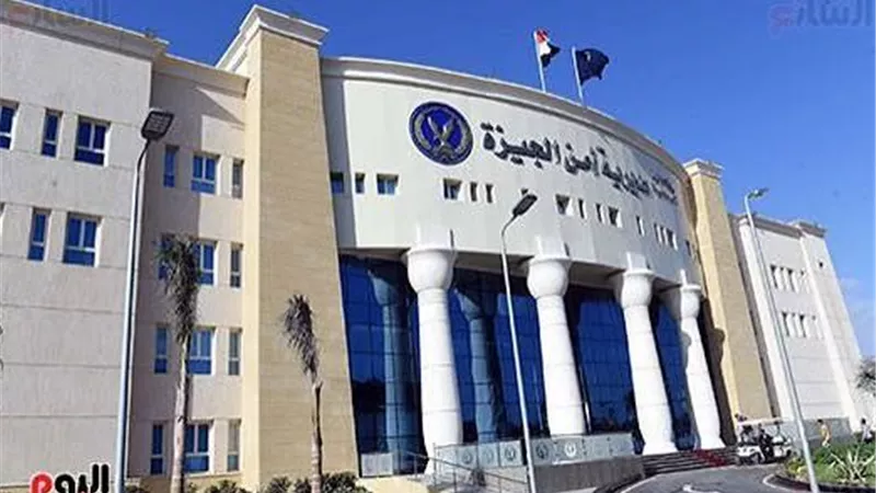 بأبو النمرس.. موظف يعرض سلاحا ناريًا عبر فيسبوك 