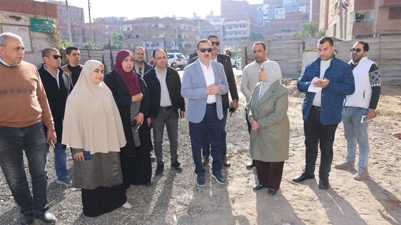 المحافظ أثناء الجولة