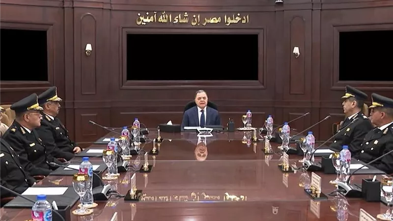 وزير الداخلية يجتمع مع القيادات الأمنية لبحث خطط تأمين اعياد الميلاد 