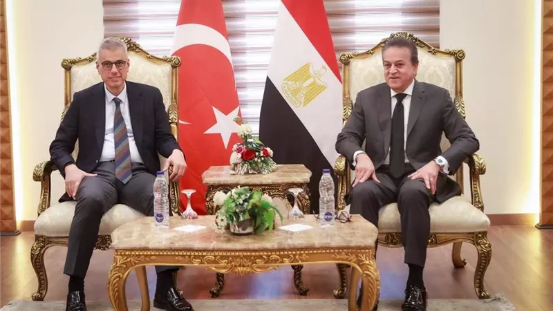 وزير الصحة يستقبل نظيره التركي بالقاهرة لتعزيز التعاون الثنائي في القطاع الصحي
