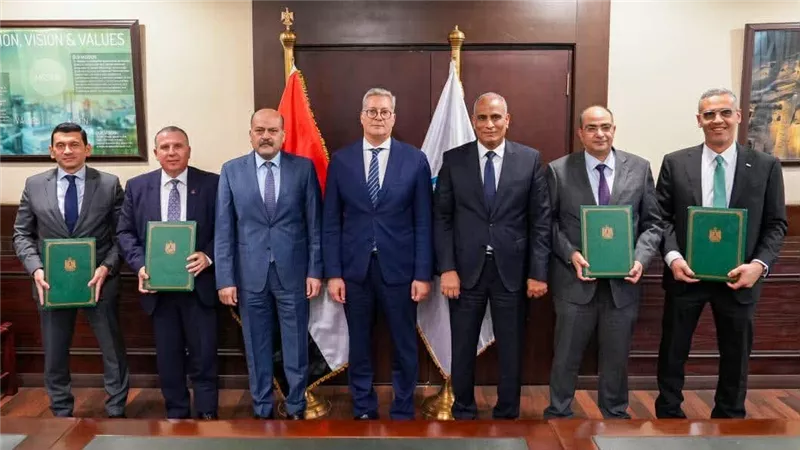 وزير البترول والثروة المعدنية يشهد توقيع عقد تمويل مجمع إنتاج السيليكون المعدني