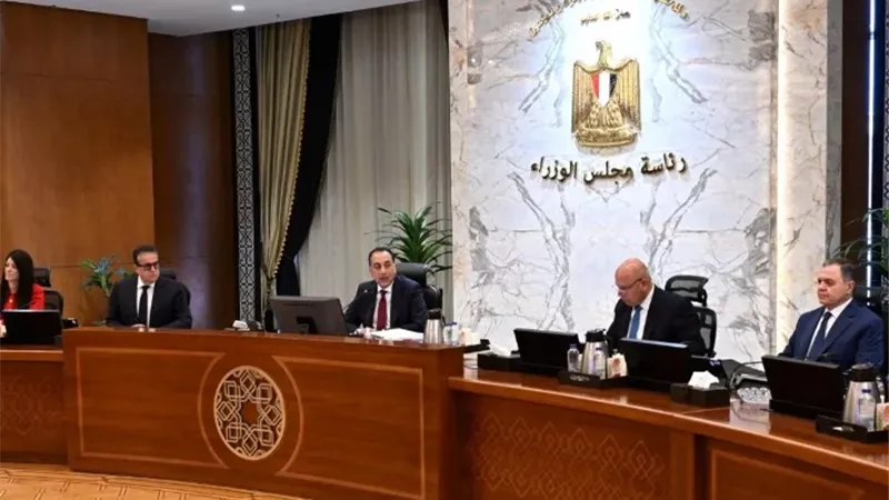 رئيس الوزراء يُناقش عددًا من الملفات أهمها منظومتي السلع التموينية والخبز 