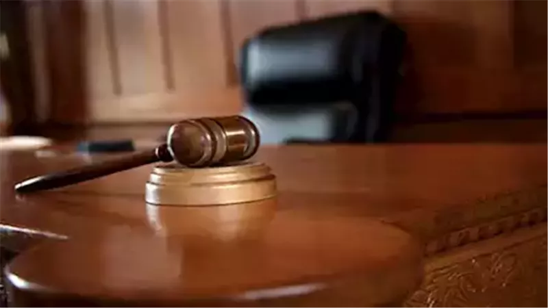 مطواة وغش.. ما الذي دفع أمًا وابنها لمهاجمة معلمة أمام منزلها؟