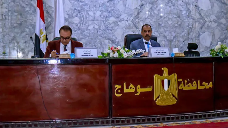 17 مشروعًا استثماريًا.. محافظ سوهاج يتابع الفرص الاستثمارية وتعزيز التنمية بالمحافظة