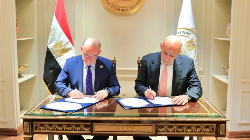 وزير التعليم يوقع بروتوكول تعاون لتمكين الطلاب من الأنشطة المالية غير المصرفية