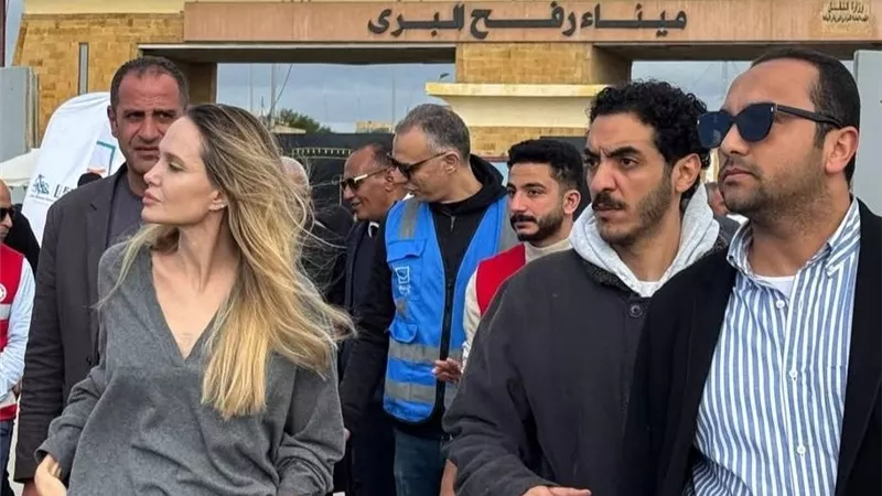دعمًا لفلسطين.. أنجلينا جولي تشارك في تجهيز المساعدات الإنسانية بمعبر رفح