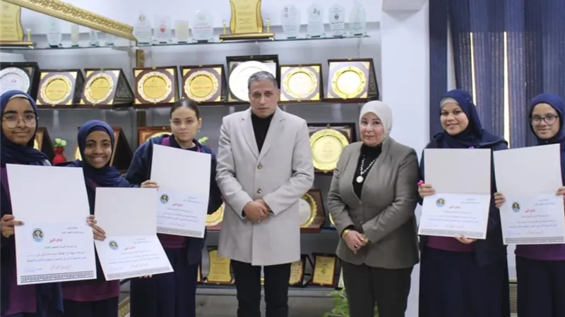 مدير تعليم الجيزة يكرم طلابًا لالتزامهم بالحضور الكامل طوال الترم الأول| صور