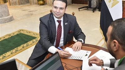 عبد المنعم إمام يتسلم كارنيه عضوية مجلس النواب الجديد 