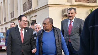 رئيس جامعة القاهرة يتابع الخدمات بالمدينة الجامعية.. ويوجه بحلول فورية للطلاب المغتربين