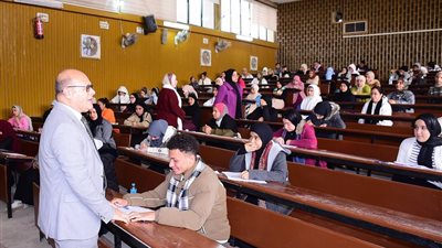 رئيس جامعة سوهاج يشدد على توفير الأجواء المناسبة للطلاب داخل لجان الامتحانات