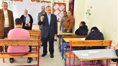 محافظ أسيوط يتابع انتظام امتحانات صفوف النقل للفصل الدراسي الأول للعام الدراسي 2025-2026