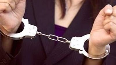 القبض علي أستاذة تجميل بإحدى الجامعات العربية وإحباط تهريب كيلو آيس.. تفاصيل