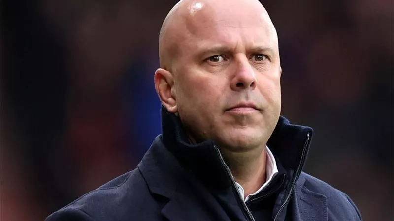 بسبب لاعب الفريق.. آرني سلوت مهدد بالإقالة من تدريب ليفربول