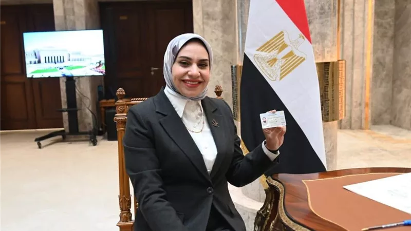 النائبة فاطمة عادل تستخرج كارنية عضوية مجلس النواب 