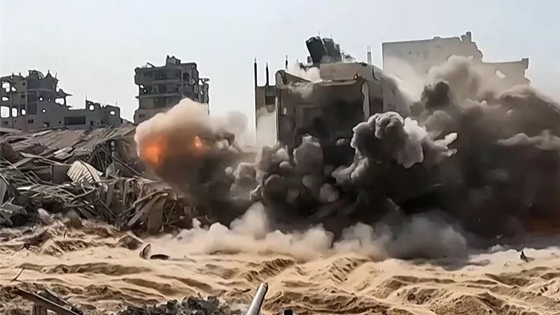 استشهاد فلسطيني وإصابة آخرين في غارات إسرائيلية متفرقة على قطاع غزة