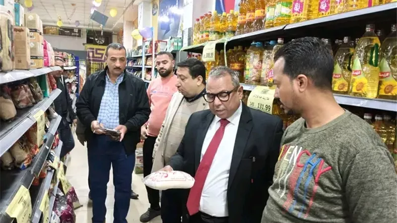 سكرتير عام مساعد سوهاج يتفقد أسواق طهطا.. ويقود حملة لإزالةالإشغالات وضبط الأسعار