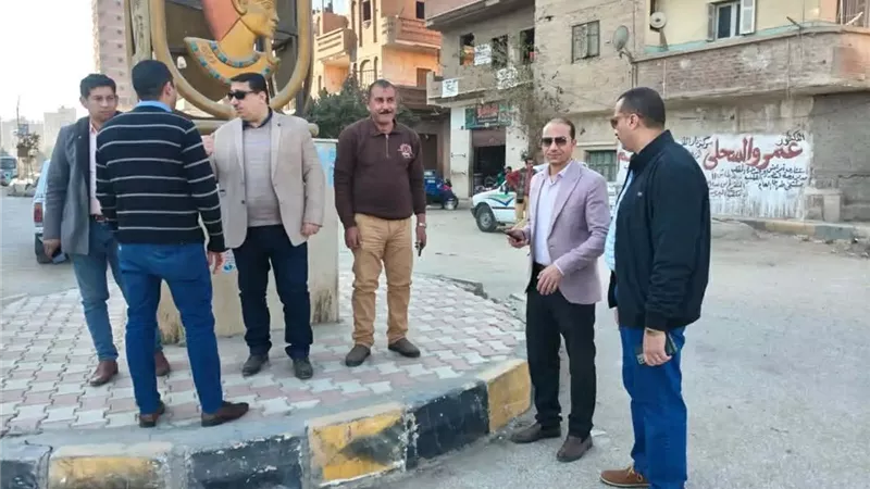تكثيف أعمال تمهيد طريق بقرية السوالم في سوهاج / صور