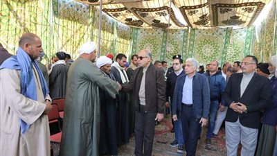 محافظ المنيا في قلب الديابة.. يستمع لأهالي ضحايا عمال المحاجر ويوجه بدعم عاجل