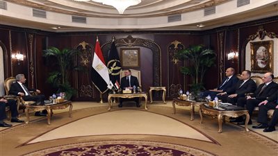 لزيارة القاهرة.. وزير الداخلية يستقبل محمد بن على كومان