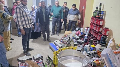 الجيزة تضبط منشأة مخالفة لتعبئة المكملات الغذائية مجهولة المصدر بالطالبية
