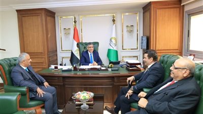 محافظ الجيزة يبحث استعدادات إقامة بطولة كأس العالم للقوة البدنية بمنطقة الهرم  