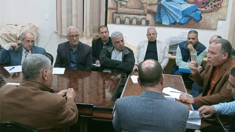 مدير تعليم أسيوط يناقش ضوابط لجان تقدير الدرجات لامتحانات الفصل الدراسى الأول للشهادة الإعدادية 