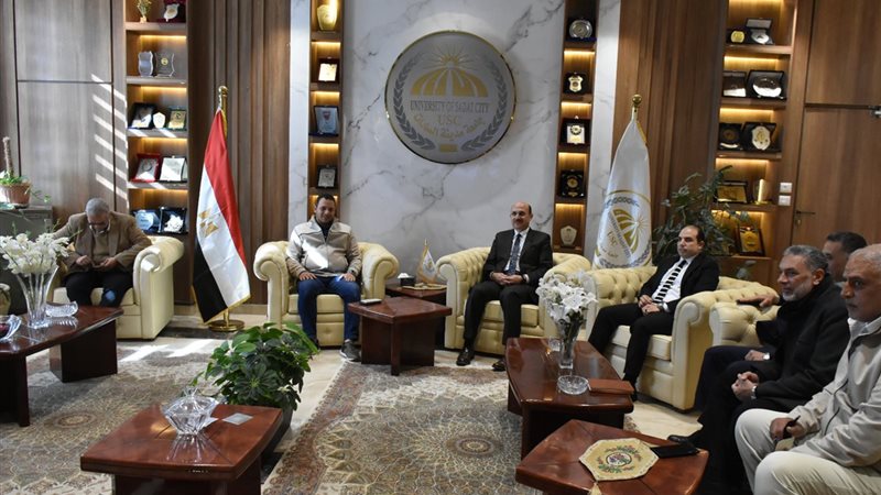 لقاء بين رئيس جامعة