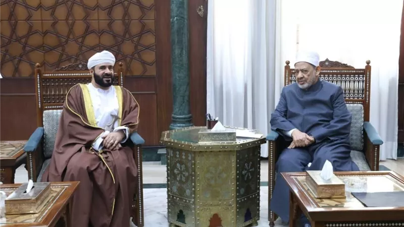 شيخ الأزهر ووزير الأوقاف العُماني يؤكدان: وحدة الأمة أولوية في مواجهة التحديات
