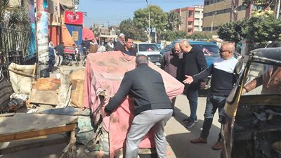 “يونس” يقود حملة لرفع الاشغالات بالأسواق والميادين وتحرير محاضر ضد المخالفين بطهطا