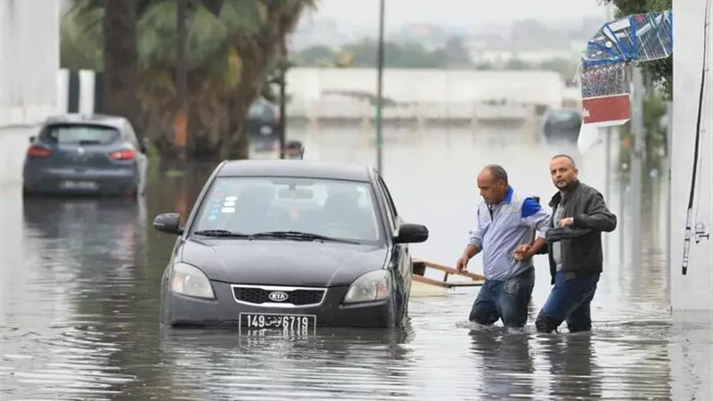 تونس تغرق.. مصرع شخصين بسبب الأمطار الغزيرة والسلطات تعلق الدراسة