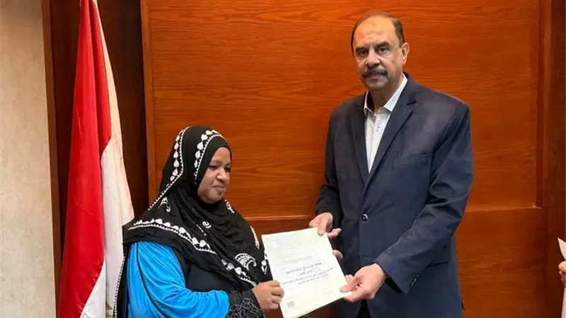 محافظ سوهاج يسلم عقود تقنين أراضي الدولة للمواطنين 