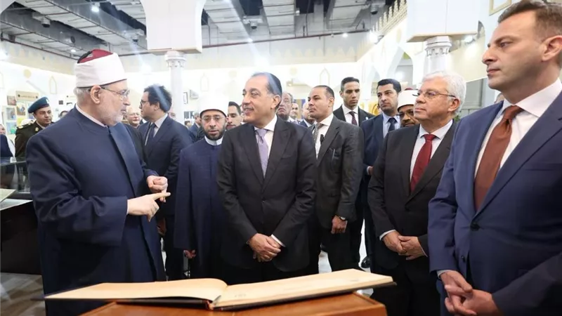 مدبولي يشيد بجناح الأزهر في معرض القاهرة الدولي للكتاب