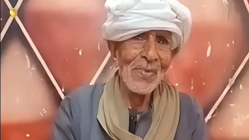 من الابن إلى الحفيدة.. جد أسيوطي يتحدى العمر ويمحو أميته في سن الـ91