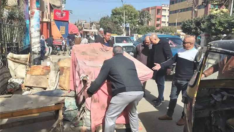 “يونس” يقود حملة لرفع الاشغالات بالأسواق والميادين وتحرير محاضر ضد المخالفين بطهطا