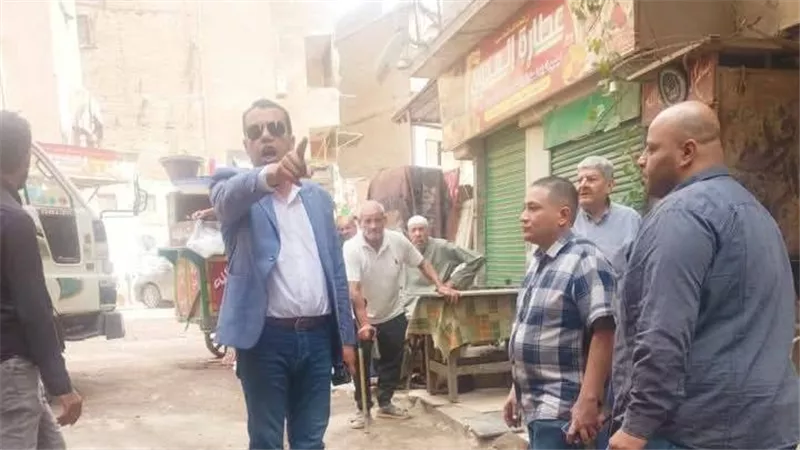 «هتخالف هنزيل».. رئيس حى البساتين يضرب بيد من حديد ويتصدى بحزم لمخالفات البناء