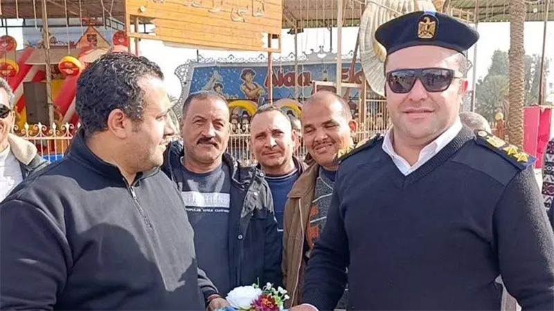 بالورود.. مشهد إنساني رائع لقيادات مركز شرطة طهطا في عيد الشرطة
